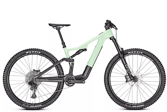 <a href="https://luna.r.lafamo.com/ts/i5533923/tsc?amc=con.blbn.497955.507800.14129791&smc=BIKE&rmd=3&trg=https%3A%2F%2Fwww.fahrrad-xxl.de%2Ffocus-jam2-sl-8-7-m000060953" target="_blank" rel="noopener noreferrer nofollow">Focus Jam² SL 8.7</a>*: 6199 euros for a light e-MTB with a full carbon frame - there is currently no other bike like it on the market. Focus thus offers a fair entry-level model. Even if the carbon frame is based on a slightly cheaper carbon layup and is therefore around 300 grams heavier than the top models. The DVO Diamond E3 suspension fork, which is rarely fitted to complete bikes, is striking. Gearing: Sram NX/SX Eagle. Brakes: Sram G2.