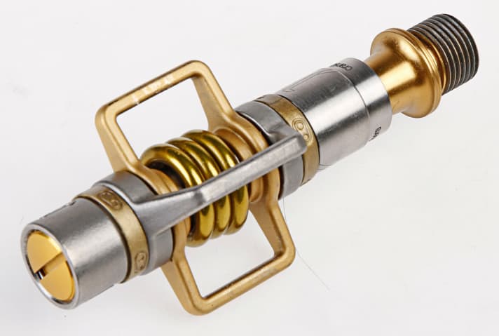   Die Crankbrothers Eggbeater 11 Gold wiegen dank Titan-Ausstattung nur 179 Gramm.
