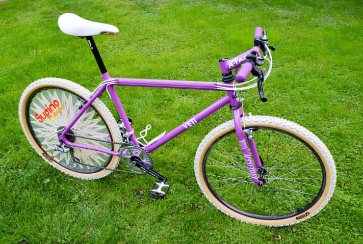 Yeti F.R.O. in Purple, built in 1990 or 1991, Christian has not yet been able to clarify this conclusively. Pretty, but already somewhat hardened: The legendary Onza Porcupine tyres in white. The disc wheel and all other parts are almost as good as new. Rare: The steel Bullseye cranks.