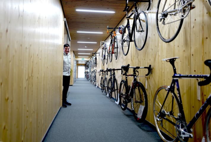   Die zentrale Büro-Etage ist eine Verneigung vor der Fahrrad-Geschichte. Obwohl viele der Raritäten Leihgaben sind, wird sofort klar, wie leidenschaftlich Dirk Zedler (Foto) das Thema Fahrrad lebt. 