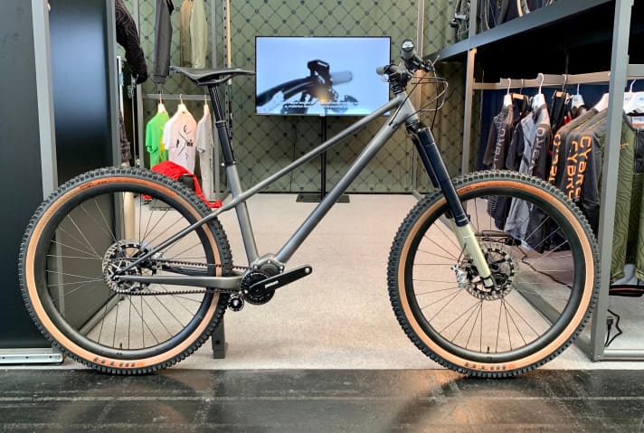   The trail hardtail with Pinion gearbox weighs 11.0 kilos without pedals. The steering angle of the exhibition bike is 65.0 degrees, the chainstays measure 440 millimetres.