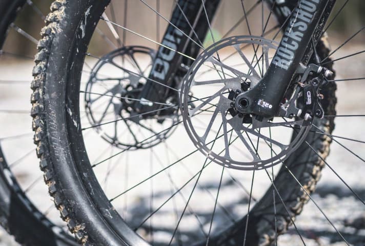 Powerful brakes, grippy tyres - useful details on an E-MTB.