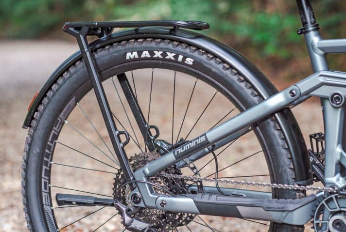 Sinnvoll für den Alltag: Gepäckträger, Schutzblech und Seitenständer