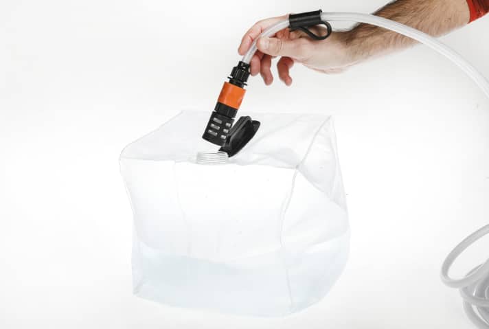 Le Stihl tire de l'eau de presque toutes les sources. Le bidon pliable de 20 litres peut également être transporté rempli dans la voiture.