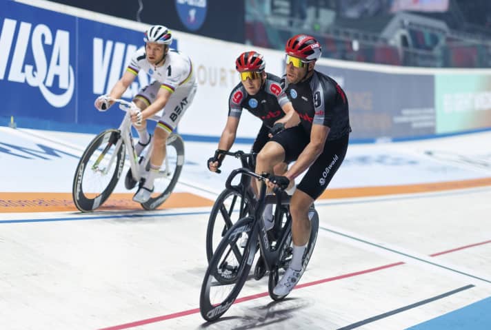 Full of vigour: The winning team of Roger Kluge (front) and Theo Reinhardt during the handover.