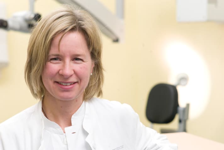   Dr. Susanne Mayr: Sie ist Hals-Nasen-Ohren-Ärztin und führt in Erlangen eine Praxis unter anderem mit den Schwerpunkten Allergologie und Umweltmedizin.