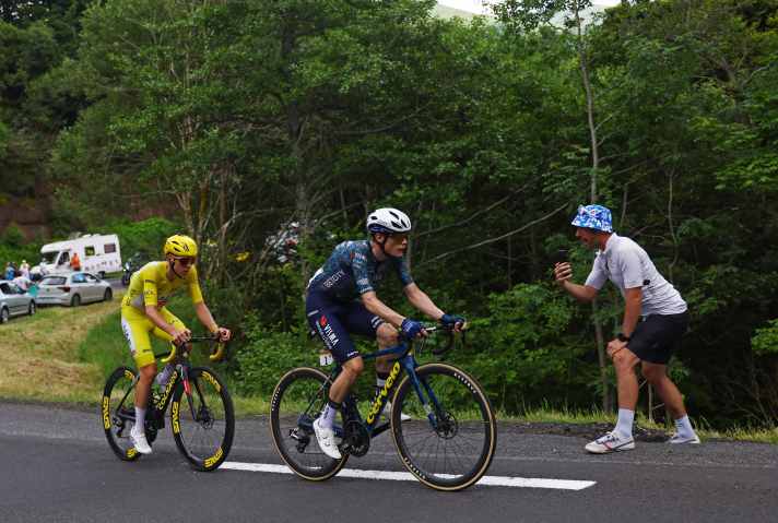 Vingegaard comes back and fights with Pogacar for the stage win