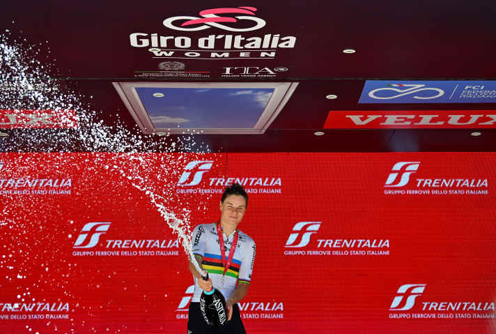 Lotte Kopecky celebrates her victory on stage 5 of the Giro 2024