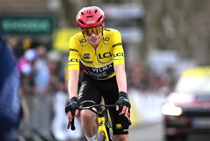 Jonas Vingegaard (Team Visma | Lease a Bike) defended his yellow jersey.