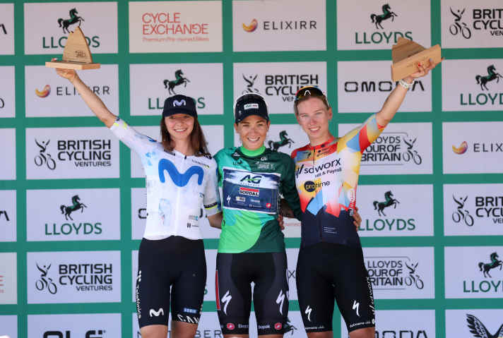 Le podium du Tour de Grande-Bretagne 2026 : Kim Le Court s'impose devant Lorena Wiebes et Liane Lippert.