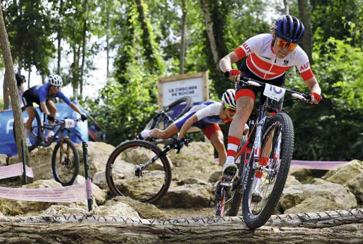 The Frenchwoman Loana Lecomte (in the background) crashed heavily and had to finish the race early.