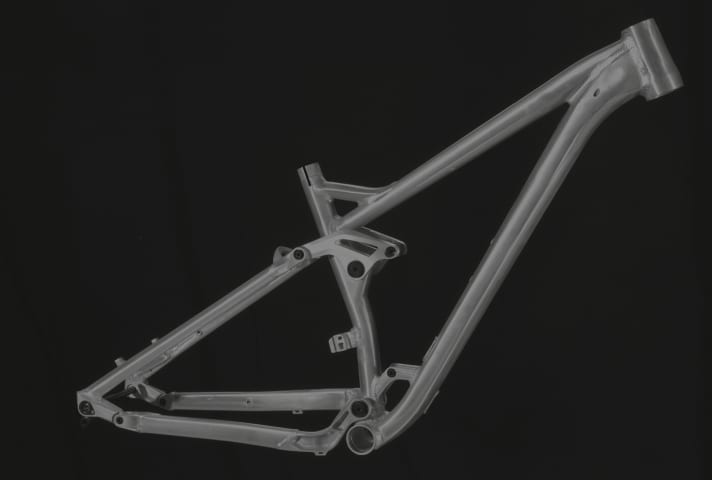   Bodo Probst has adapted the rear triangle to the wide Plus rollers and reduced the suspension travel to 130 mm.