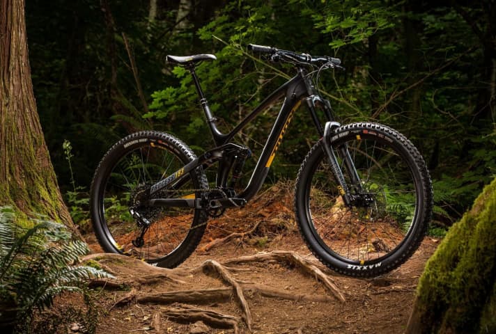   The Kona CR 27.5 is the entry-level model in the carbon range. Rock Shox Lyrik RC, metric Deluxe RT shock, WTB i29 rims with Formula hubs, GX Eagle groupset, Guide R, Reverb - these are the key specs.