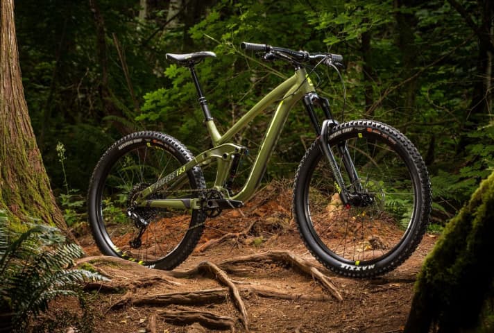   Für 3499 US-Dollar geht das Deluxe-Modell der Alu Palette des 27,5 Zoll Bikes über die Ladentheke. Die Ausstattung ist mit dem 29 Zoll Bruder fast deckungsgleich.