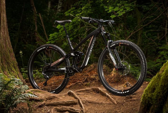   The top model in the 29-inch range comes with GX Eagle, Yari, Deluxe RT shock, Guide R and Reverb. The chainstays are extremely short at 425 millimetres, so the 29-inch bike should also ride very playfully.