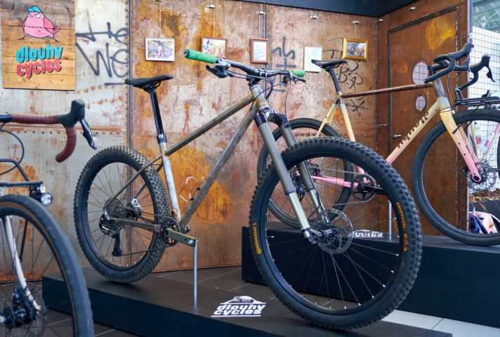 Raw und rostig bei Dlouhy Cycles. Das Mullet Trail MTB ist das 60. Rad, das in der Leipziger Rahmenschmiede gebaut wurde.