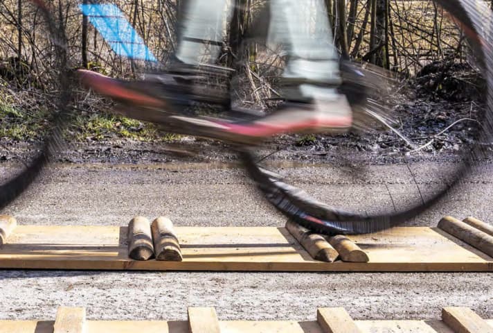 Fingerspitzengefühl gefragt: Mehr Komfort durch weniger Reifendruck, aber das ist abhängig vom Fahrergewicht.