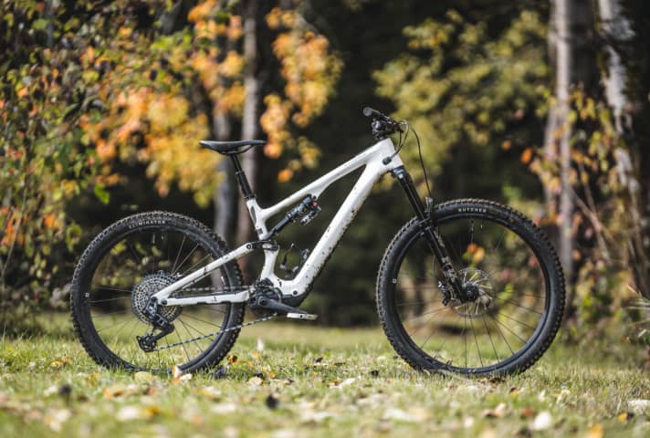At 18.2 kilos, the Specialized Levo SL Expert is one of the lightest E-MTBs in its suspension travel class.