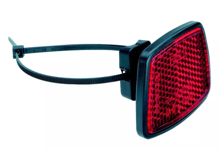 Der Rückstrahler lässt sich schnell an Rucksack oder Fahrrad befestigen