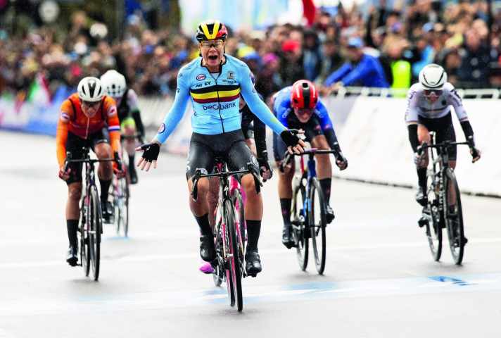 Kaum zu fassen: In einem harten und spannenden Regenrennen gelingt Lotte Kopecky die Titelverteidigung; Liane Lippert (ganz rechts) wird Vierte.
