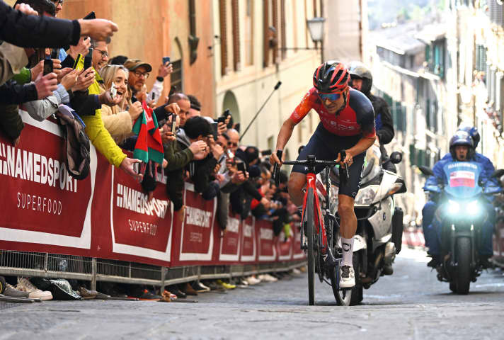 Le vainqueur Tom Pidcock dans la rampe de la Via Santa Catarina, qui atteint jusqu'à 16%.