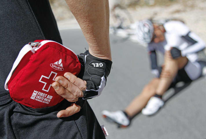 Schürfwunden beim Radfahren. Ein gut gefülltes Erste-Hilfe-Set sollte bei jeder Ausfahrt in der Trikottasche stecken