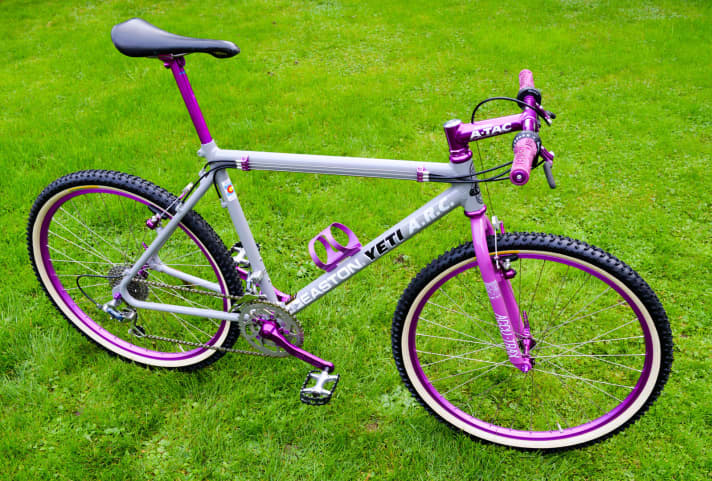 Yeti A.R.C., year of construction 1993: A single-colour paint finish is super rare on an A.R.C. The grey forms the perfect contrast to the purple-coloured add-on parts. Frame height: 19 inches. Naturally built with the tuning classics of the early nineties: Ringlé, Chris King, Hügi hubs in purple, Critical Racing brakes and so on.