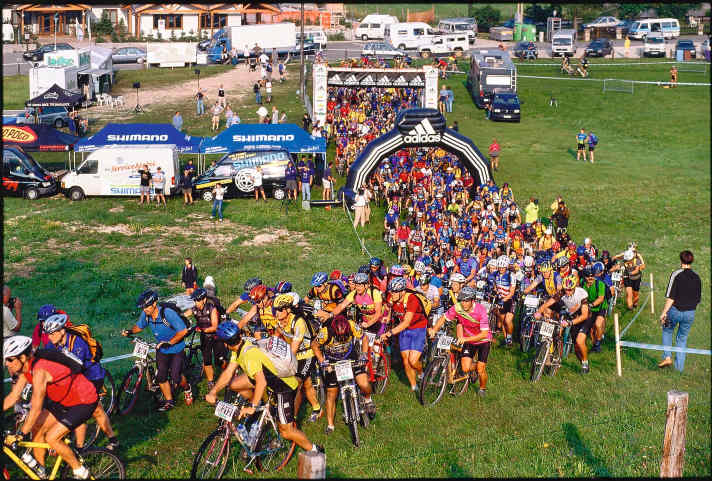 Nach dem Start die Skipiste rauf: Bei der ersten BIKE Transalp 1998 musste der Rennleiter teilweise improvisieren.