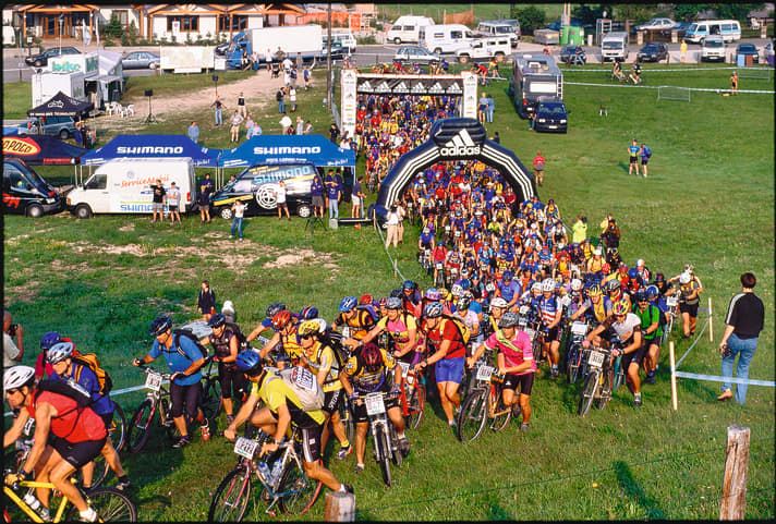 Abenteuer pur: 250 Zweier-Teams wagten sich im Juli 1998 auf die acht Etappen der BIKE Transalp Challenge, wie das Rennen damals noch hieß. Ausgeschrieben war es zunächst als Nonstop-Rennen. Aus Angst vor Unfällen wurde kurzfristig doch ein Etappenrennen draus.