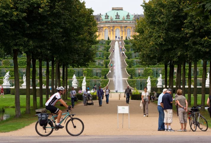Nicht erwischen lassen: Radfahren ist im Park Sanssouci eigentlich strengstens verboten.
