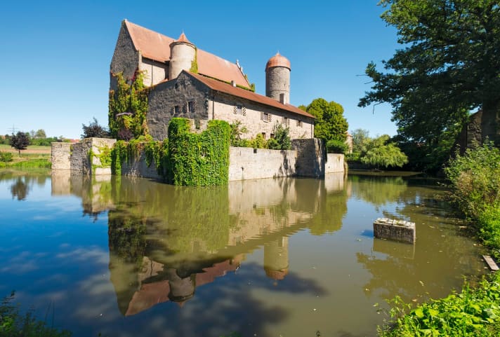 With moat: Sommersdorf Castle near Burgoberbach