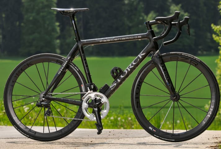   Tidy: The hidden brakes and the neat integration of Shimano's "Di2" draw attention to the basic shapes of the Storck "Fascenario 0.6" road bike.