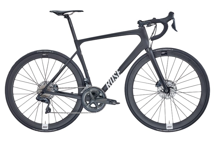 Lightweight and equally strong aerodynamically: the <a href="https://www.awin1.com/cread.php?awinmid=11768&awinaffid=471469&clickref=T+Rose+X-LITE+Six+Ultegra+Di2&ued=https%3A%2F%2Fwww.rosebikes.de%2Frose-xlite-06-ultegra-di2-2696912" target="_blank" rel="noopener noreferrer nofollow">Rose X-LITE Six in the disc version with Ultegra Di2</a>*.