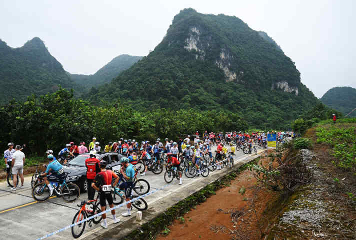 Nach einem Massensturz wurde die 3. Etappe der Tour of Guangxi 2024 für ein paar Minuten unterbrochen.