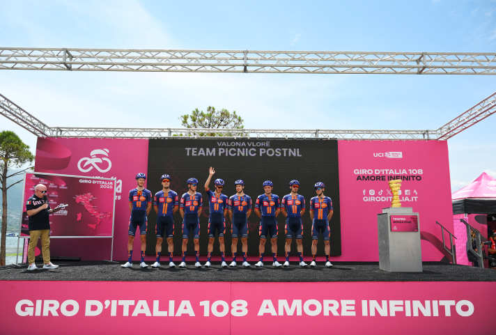 Liebesbeweis: Romain Bardet (3. v. l.)  mit Team beim Giro