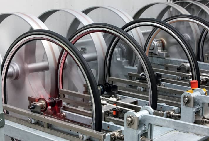 Banc d'essai à rouleaux du fabricant de pneus Schwalbe : sur ce banc d'essai, les roues arrière effectuent 5000 kilomètres en charge.