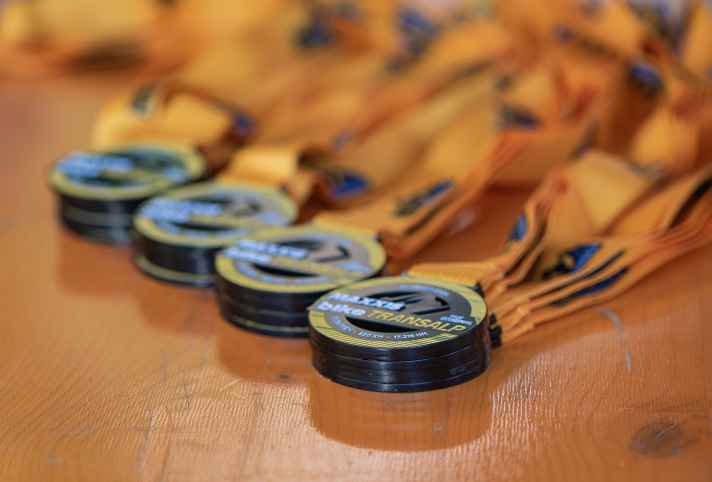 Eine Finisher-Medaille steht natürlich allen Teilnehmenden der Maxxis BIKE Transalp zu, die es bis nach Arco geschafft haben.