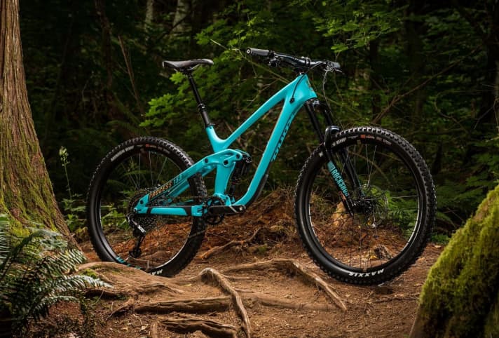   The baby blue top model of the new Process range costs 5999 US dollars and is equipped with Guide RSC, Lyrik RCT3 and Super-Deluxe RCT shocks.