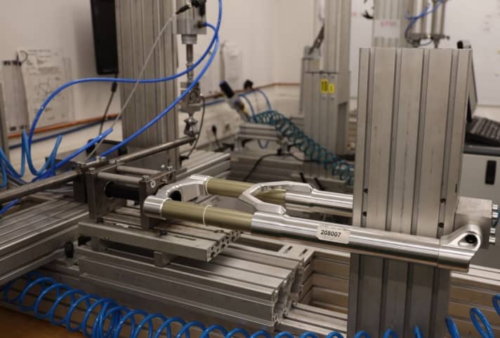   Beim EFBE-Prüfinstitut ließ Kapfinger die neue Ebonite-Gabel intensiv auf Laborprüfständen testen.