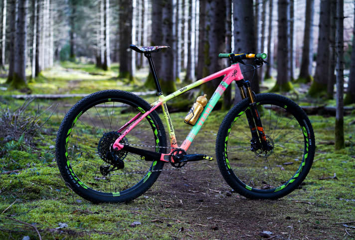 Screw on, connect, adjust and ride off. When retrofitting the GX AXS, there is no need to lay the cable.