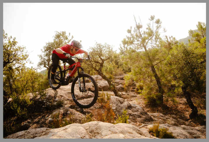 Die Felsen und die Trail-Erde von Santa Coloma vermitteln ein ganz spezielles Fahrgefühl, sagt Jérôme. Das gibt es sonst nirgendwo in Europa.