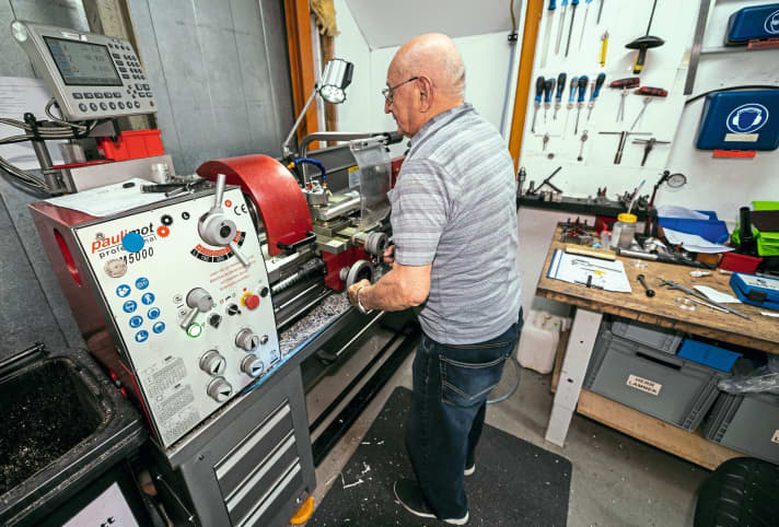 "Mr Lamnek, please!" The 87-year-old metalworker is addressed as "Mr Lamnek" despite the informal behaviour in the team.