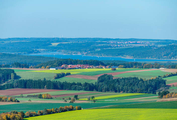 Ausblick vom Aussichtspunkt Kaltenbuch zum Brombachsee im Fränkischen Seenland.
