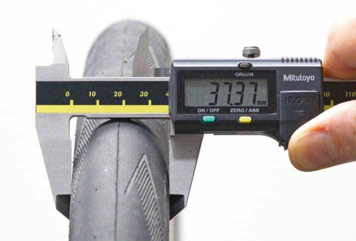 The effective width counts: The 38 Pro One measures an actual 37.4 millimetres on the rim with an inner width of 21 millimetres.