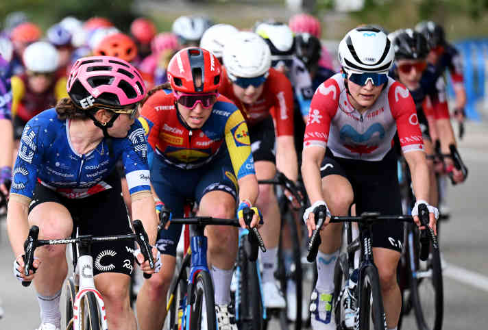Das Peloton bei der Vuelta Femenina