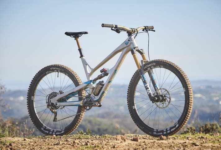   The YT Jeffsy in its second stage of development. Here the top model CF Pro Race in 29 inches. Visually, the new Jeffsy is reminiscent of its enduro brother Capra.