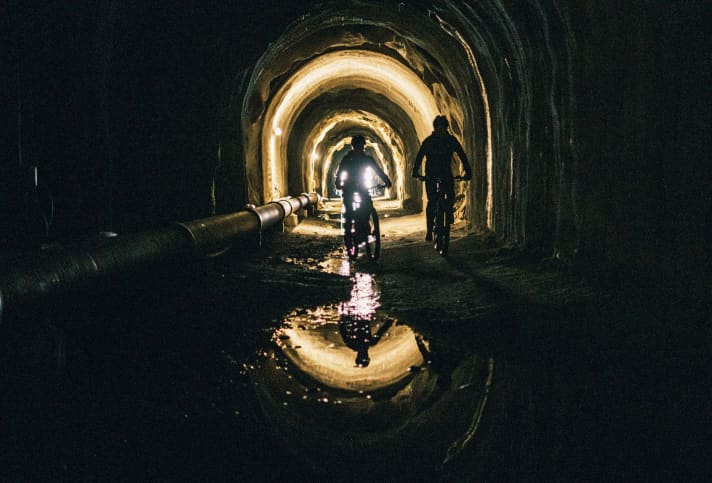 Um 17 Uhr gelangen wir durch den Tunnel zum Märjensee. Obwohl das Wallis seit Wochen keinen Regen gesehen hat, ist der Tunnel feucht und sehr dunkel. 