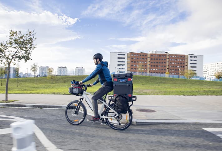 Montys E-Lastenrad als Beitrag für eine bessere, weil freundlichere Zukunft. Und in der Stadt ist man mit dem Fahrrad ohnehin meist am schnellsten unterwegs.
