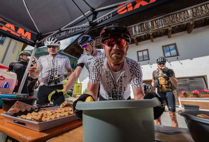 If you ride a lot, you have to eat a lot: big crowds at the refreshment point.