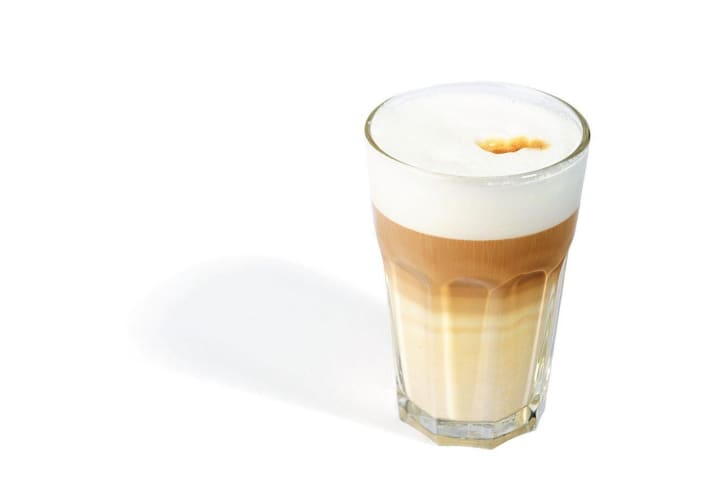   "Spotted milk" - lots of milk and a dash of coffee. The version in a glass with strictly defined layers is particularly popular north of the Alps.